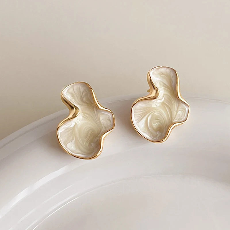 Künstlerische, abstrakte, weiß-schwarz-rosa farbene Wolken Ohrstecker mit unregelmäßiger Form für Damen, temperamentvoller Ohrschmuck, einfaches Partygeschenk