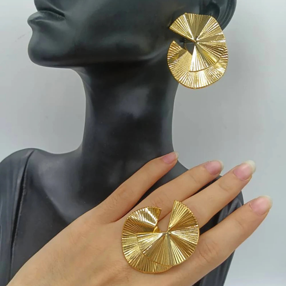 Modische Ohrringe und Ring Schmuckset 18k vergoldete Kreolen und Fingerring 2-teiliges Set als Geschenkaccessoire für Verlobungsfeiern