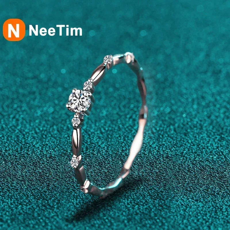 NeeTim D Color VVS1 Moissanit Ring für Damen Hochzeit Edler Schmuck mit Zertifikat 925 Sterling Silber Verlobungsringe Geschenke