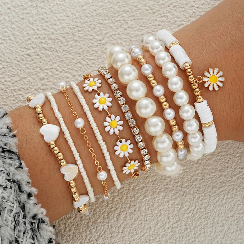 Neues 10-teiliges Vintage-Böhmisches Armband-Set für Damen mit Gänseblümchen-Anhänger, Perlen, Stern, Herz und Perlenarmreifen, Trendiger Schmuck 2024, Geschenk
