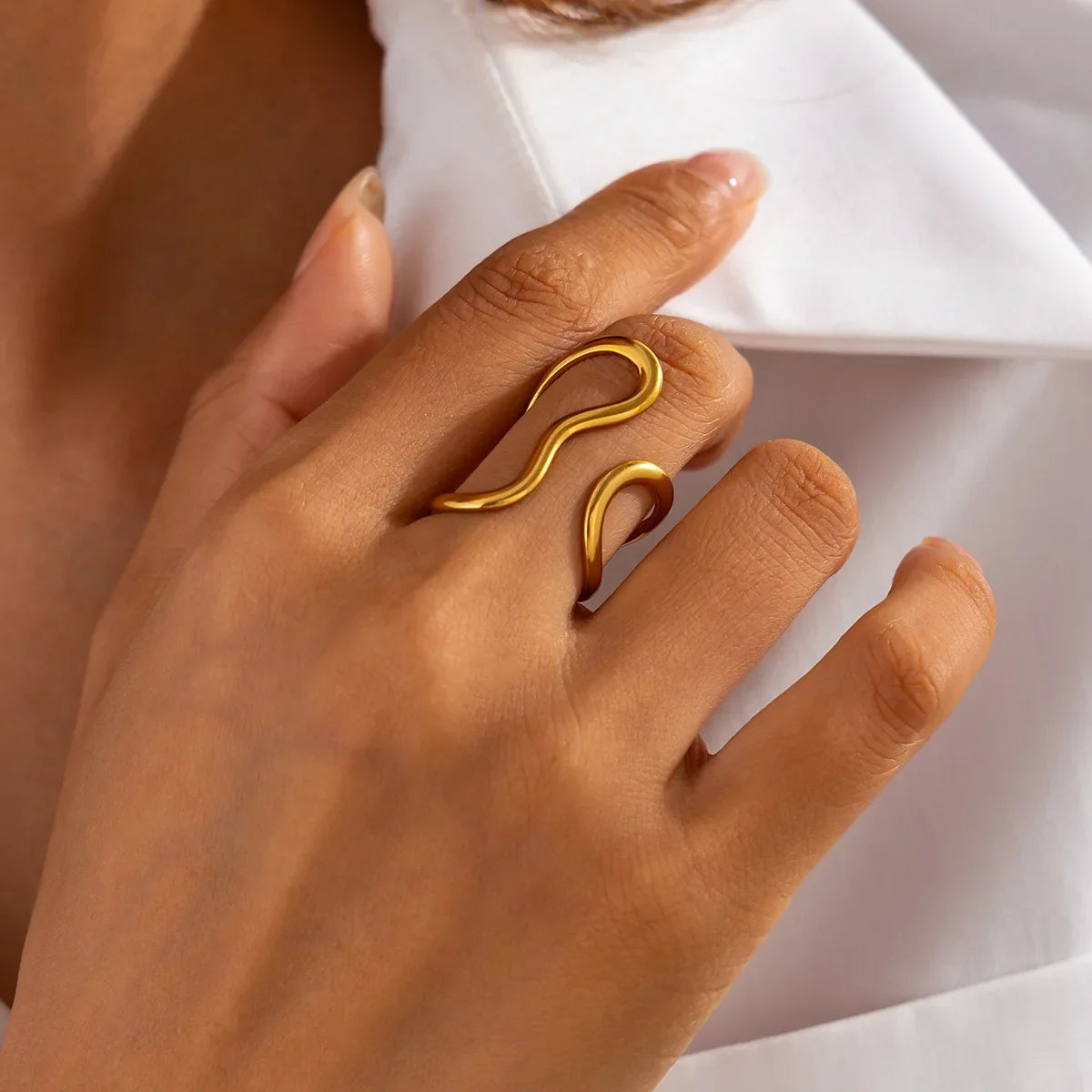 LATS Edelstahl Goldfarbene Ringe für Damen und Herren 2024 Farbecht Beliebte Party Personalisierte Überzogene Charms Schmuck Geschenke