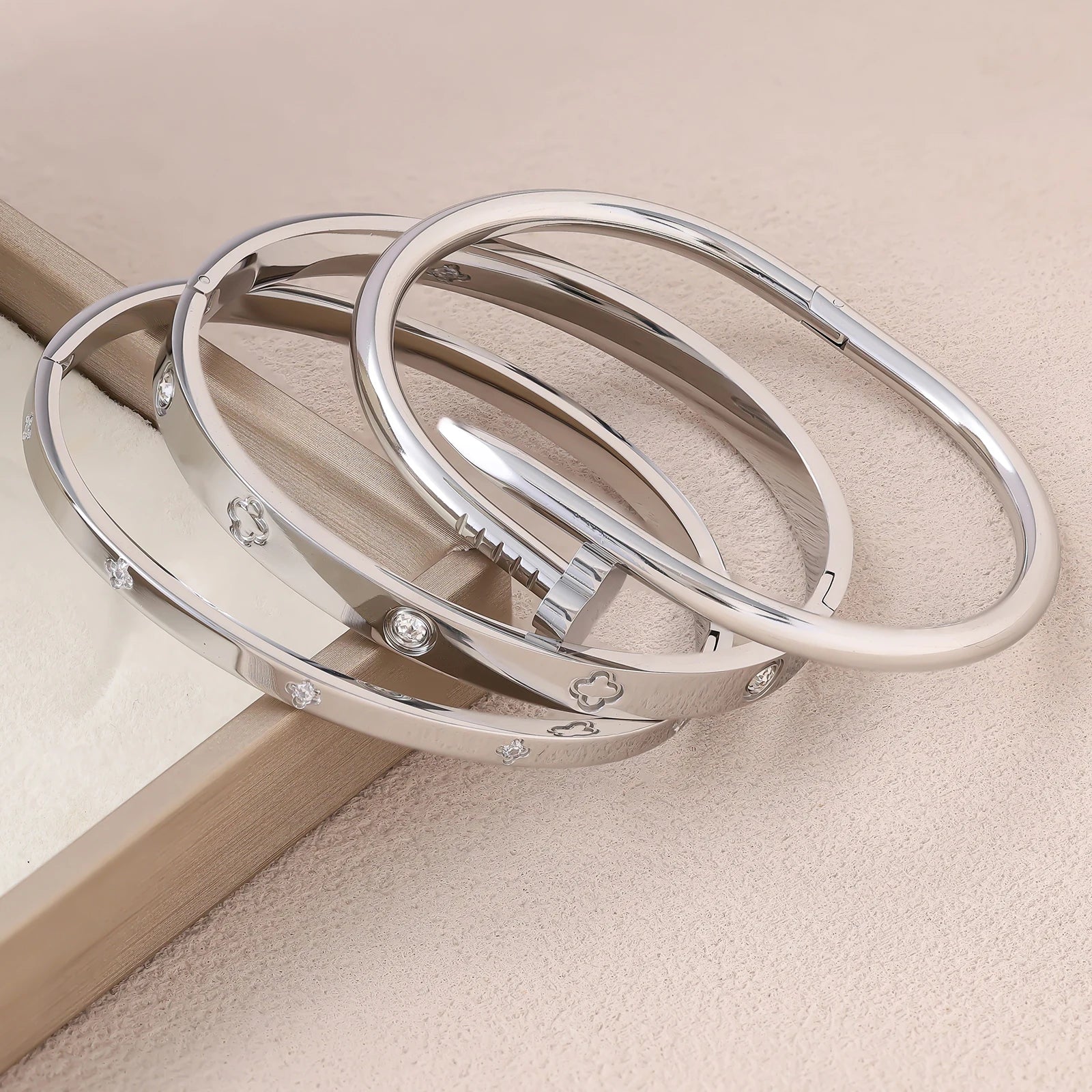 1 Stück 18K vergoldetes stapelbares Edelstahlarmband mit Kette und Kleeblatt-Design, Modischer Stil für Damen, Geeignet für Freizeit