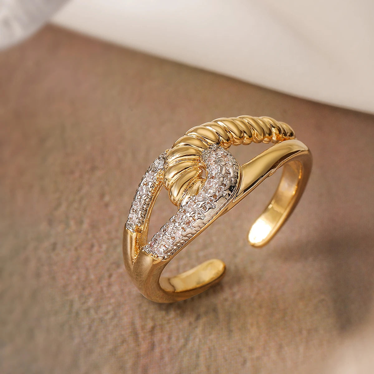 NEWBUY Luxuriöser AAA Zirkonia Pflaster-Setting Kupfer Hochzeitsschmuck Filigrane geometrische offene Ringe für elegante Frauen