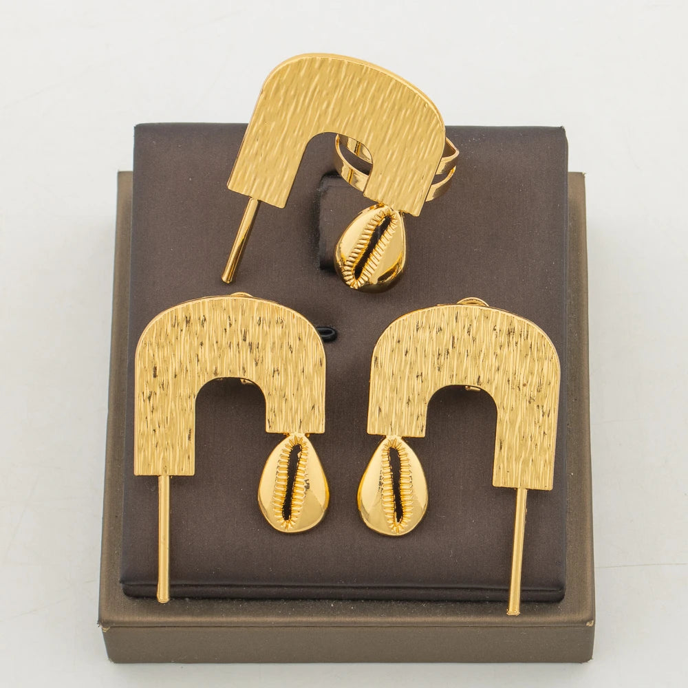 Dubai Goldfarbene Ohrringe und Ring-Set für Damen, Hochzeiten, ausgehöhlte Clip-Ohrringe und Fingerring-Set für den nigerianischen Alltag