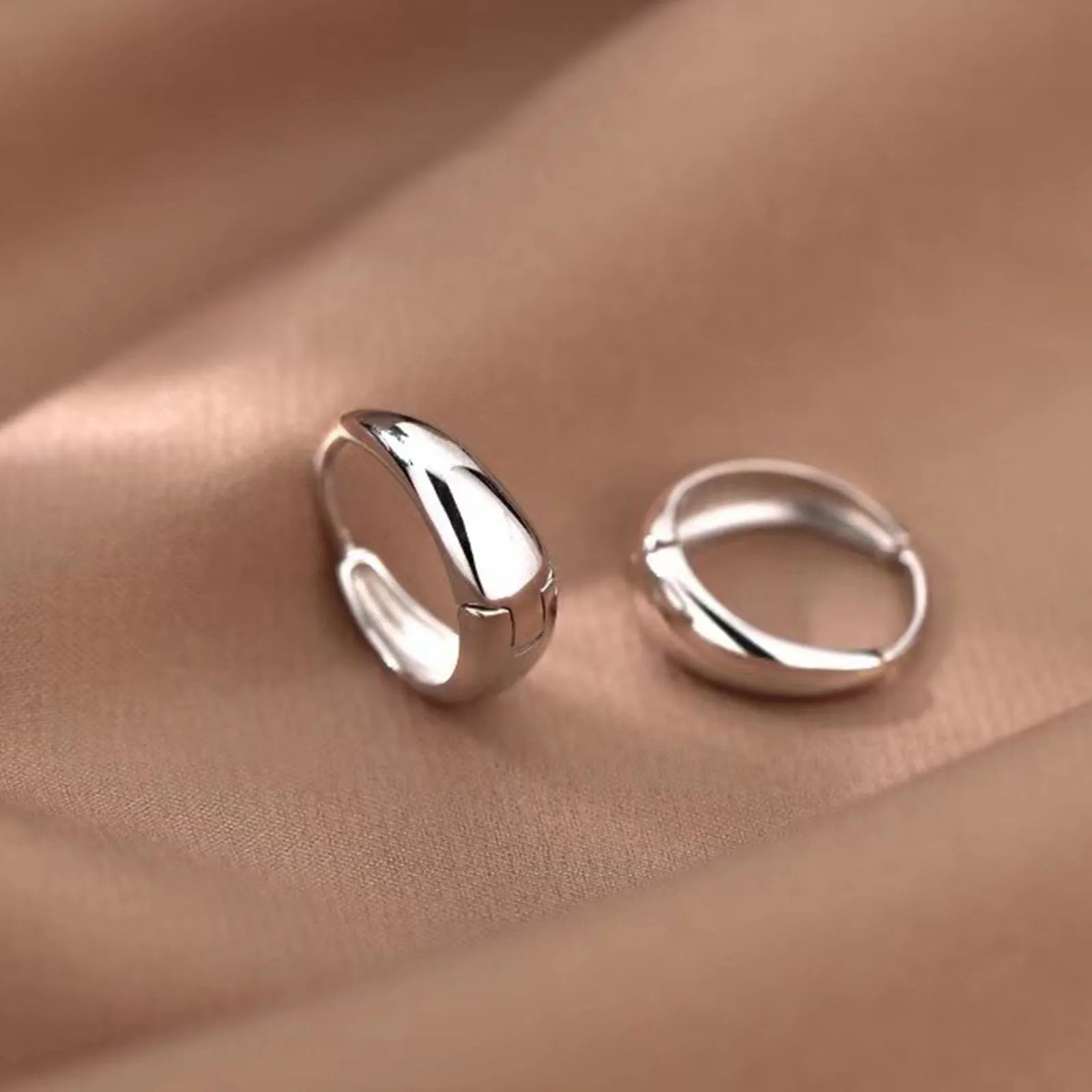 Pendientes de aro lisos de plata de ley 925, pendientes de lujo ligero y de alta gama, pendientes elegantes y sencillos para mujer