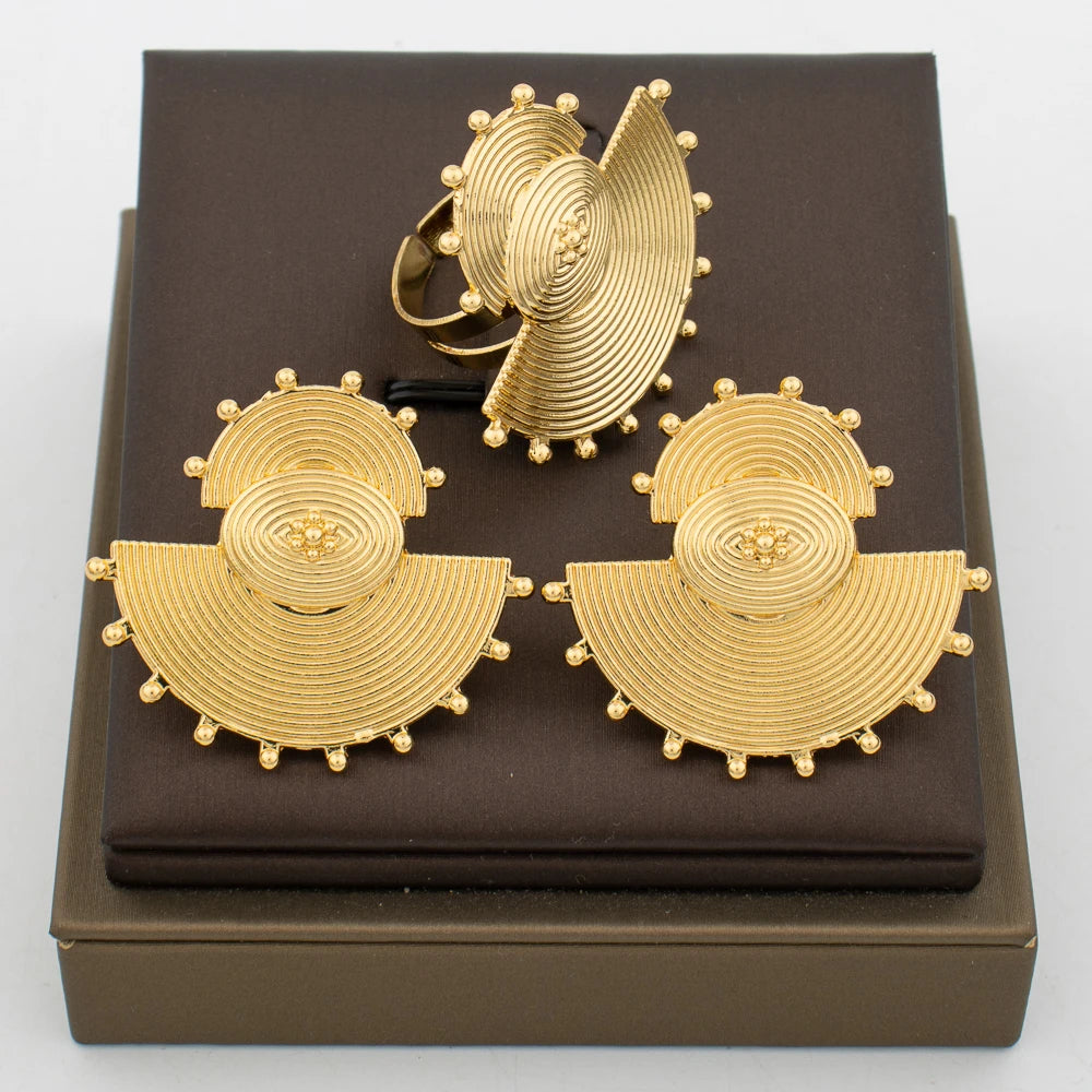 Afrikanisches Blumenmuster Ohrringe und Ring Schmuckset 18 Karat vergoldete Clip-Ohrringe und Fingerring Böhmisches Design Schmuckset