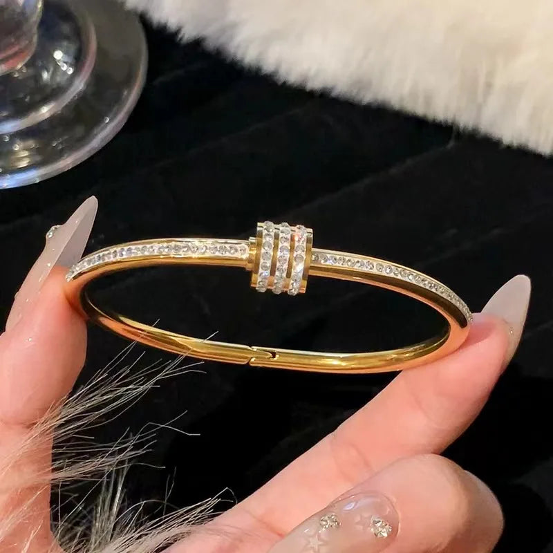 Elegantes Armreif in Goldfarbe mit funkelnden Strasssteinen Glamouröses Edelstahlarmband Damenschmuck für formelle Abendessen