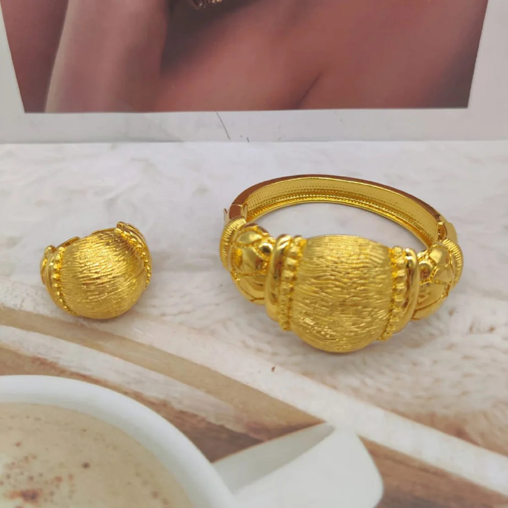 Trend Gold Farbe Schmuck Set für Frauen Armreif und Fingerring Hohl Design Hand Armband Cocktailring Set Schmuckset