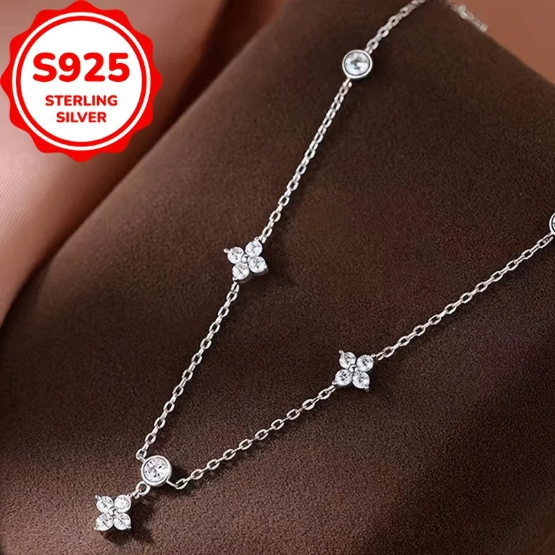 Un collar de trébol de cuatro hojas de plata S925, moderno y elegante, perfecto para regalos de joyería de San Valentín.