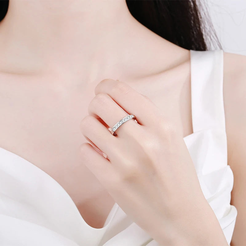 Anillo de moissanita de 2 mm NeeTim para mujer, anillos de plata de ley 925 con chapado en oro, banda de compromiso para bodas, novias o promesas