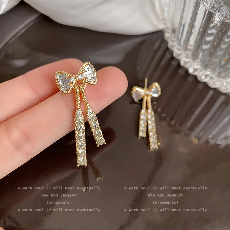 Pendientes de tuerca con lazo brillante color dorado para mujer, aretes colgantes con lazo de diamantes de imitación exquisitos y delicados, regalo para amigas