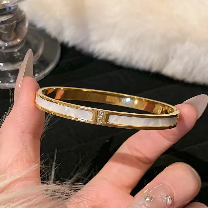 Elegantes Armreif in Goldfarbe mit funkelnden Strasssteinen Glamouröses Edelstahlarmband Damenschmuck für formelle Abendessen
