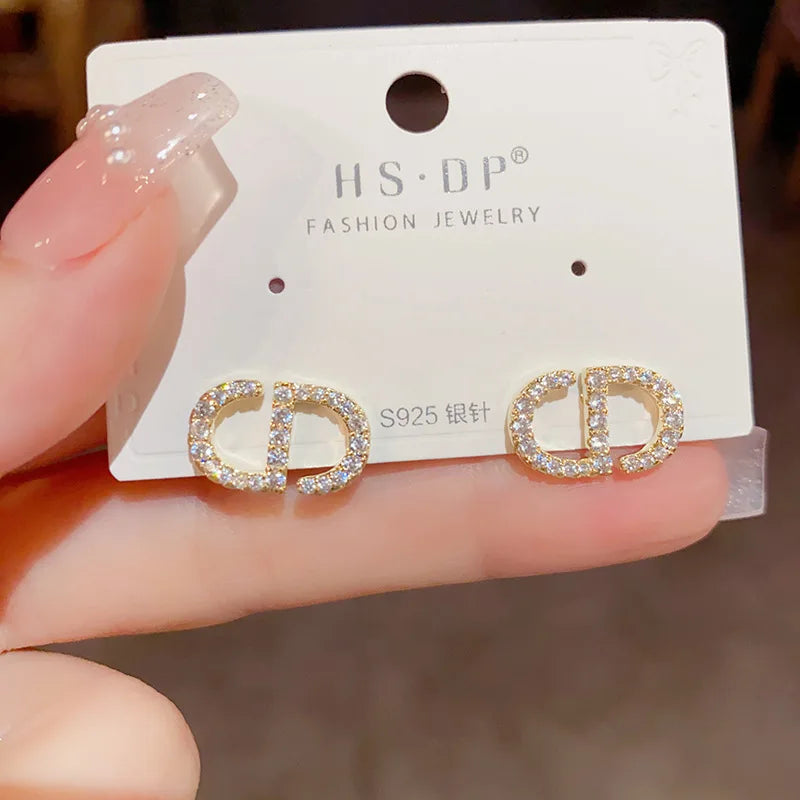 Versilberte Nadel Zirkon Buchstaben Perlenohrringe Französische Luxus-Sensation High-End-Schmuck Damen-Ohrring-Accessoire