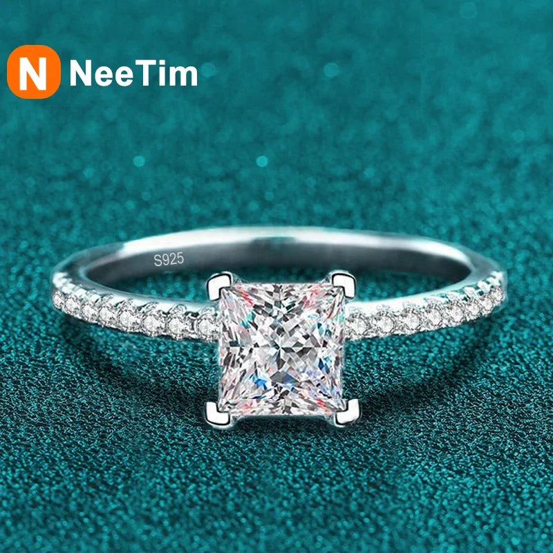 NeeTim 1ct 2ct Princess Moissanite Verlobungsring für Damen D VVS1 Diamant Heiratsantrag Brautringe Sterlingsilber Ehering