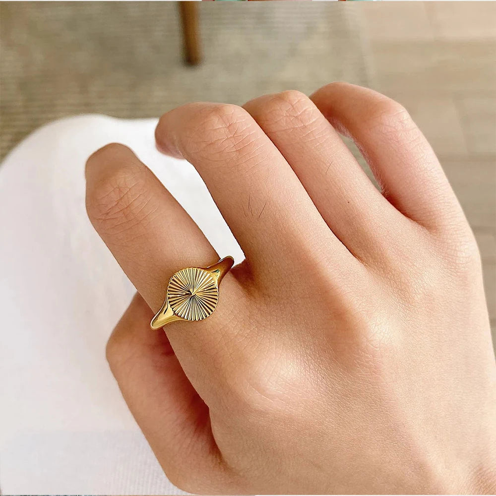 Hochwertige Wellenringe für Frauen, minimalistischer, zierlicher Ring mit Strahlenstruktur, Kreisring aus Edelstahl, klobiger Kuppelring, Schmuck