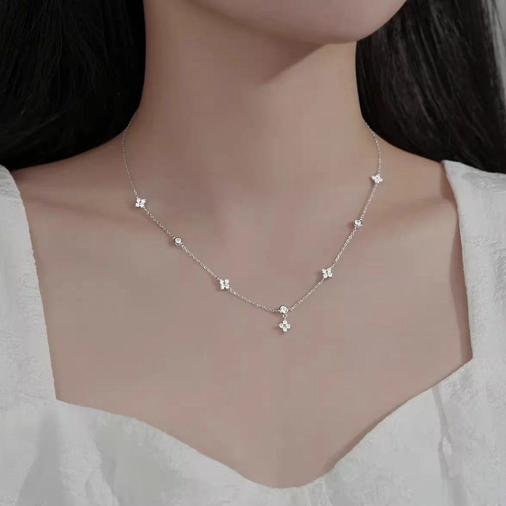 Un collar de trébol de cuatro hojas de plata S925, moderno y elegante, perfecto para regalos de joyería de San Valentín.