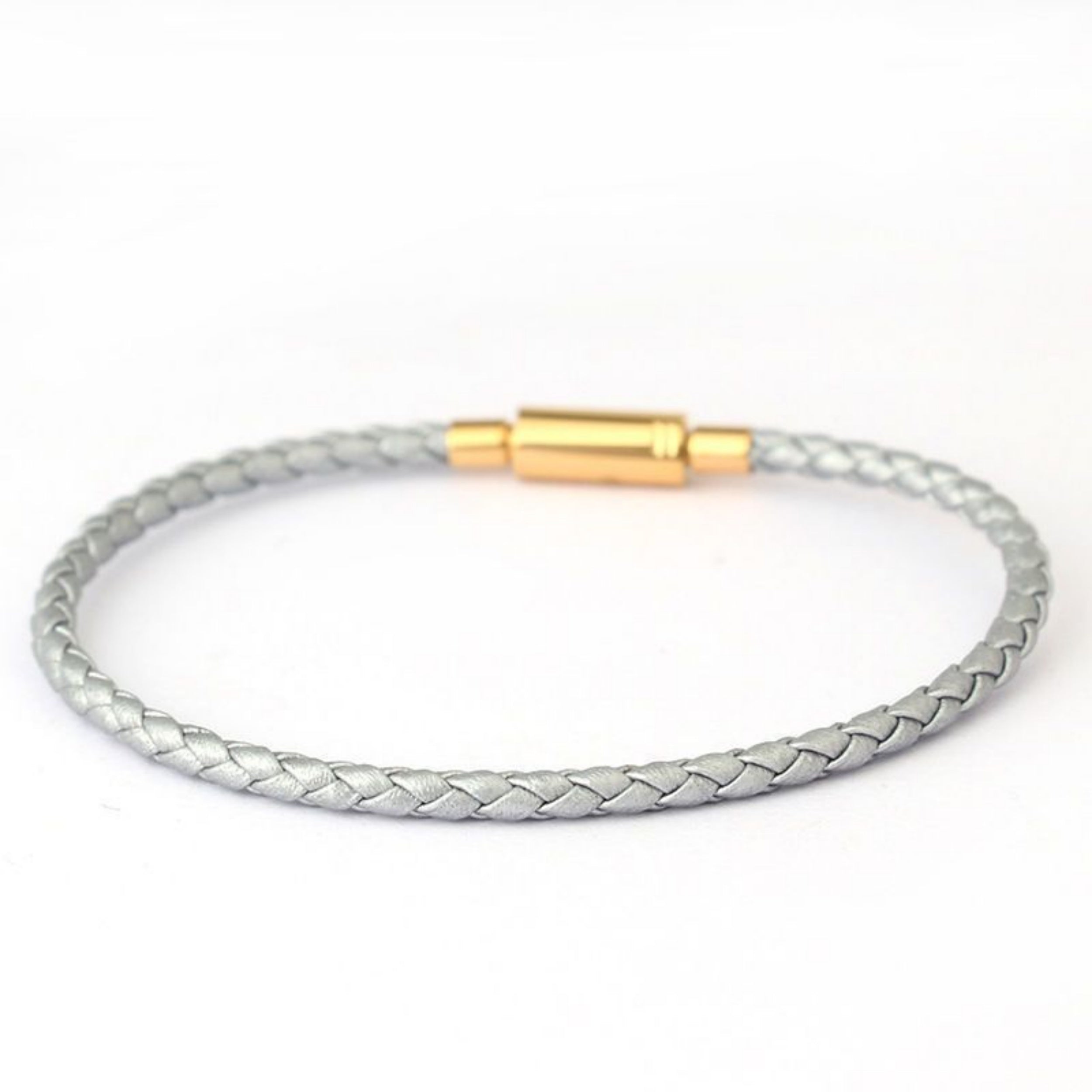 3,0mm Edelstahl-Lederarmband mit einfacher Schnalle und verschleißfester Kantenveredelung.