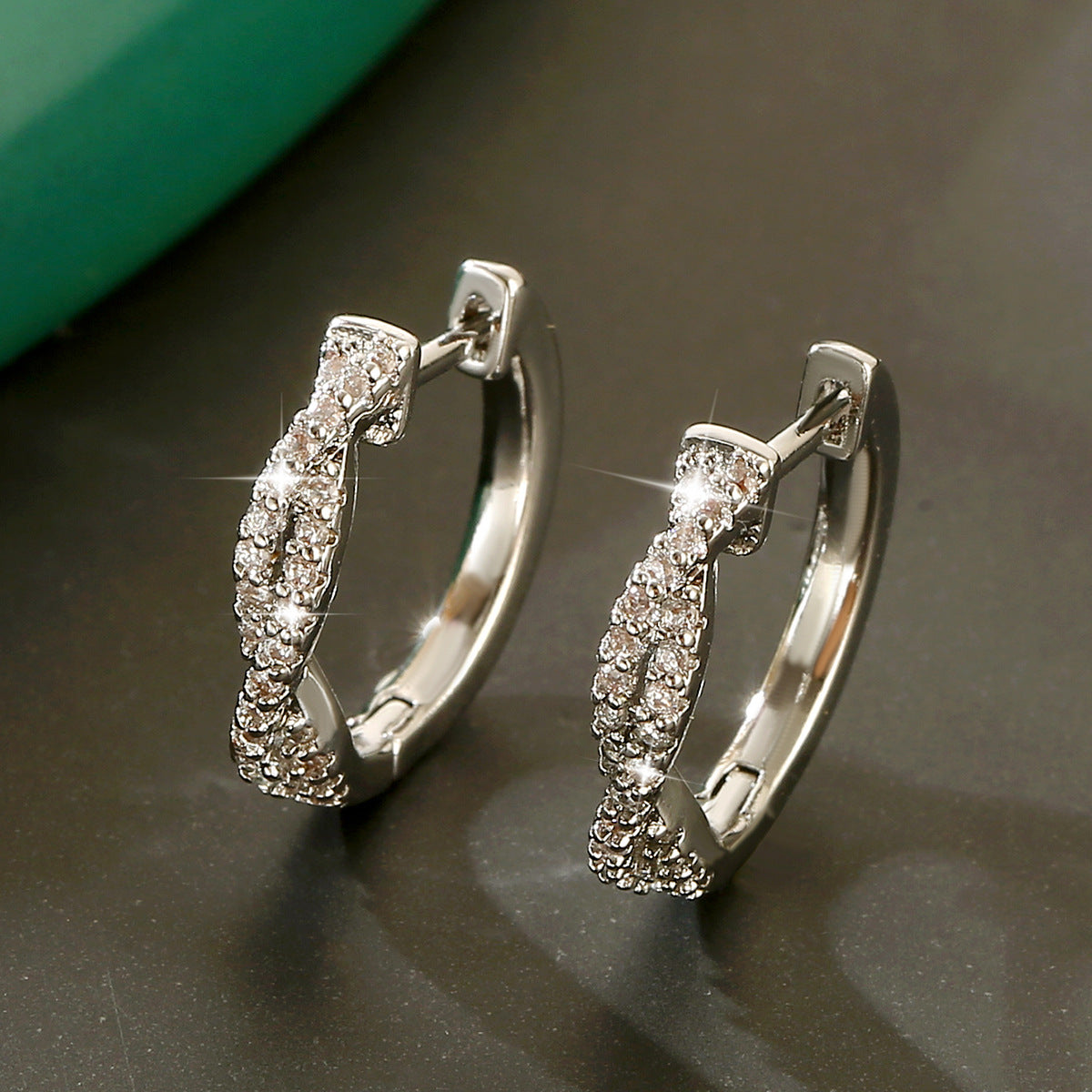 Elegante, geflochtene runde Ohrringe aus Kupfer mit geometrischem Design