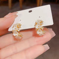 Frische und schicke C-förmige Ohrringe mit diamantbesetzten Blumen für Damen