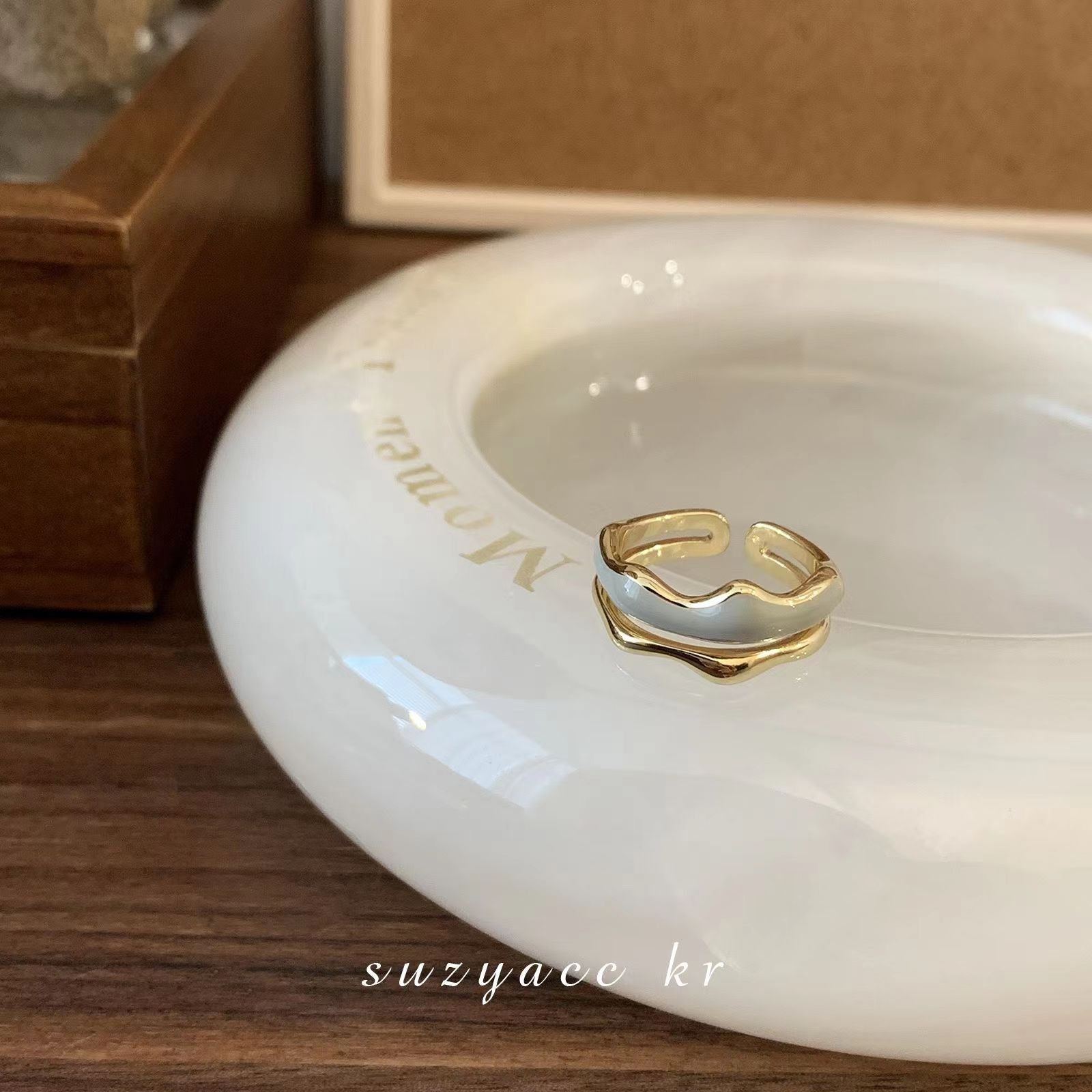 Französischer Vintage Schachbrett Emaille Offener Ring, Luxus Nischendesign Wellenband für Damen
