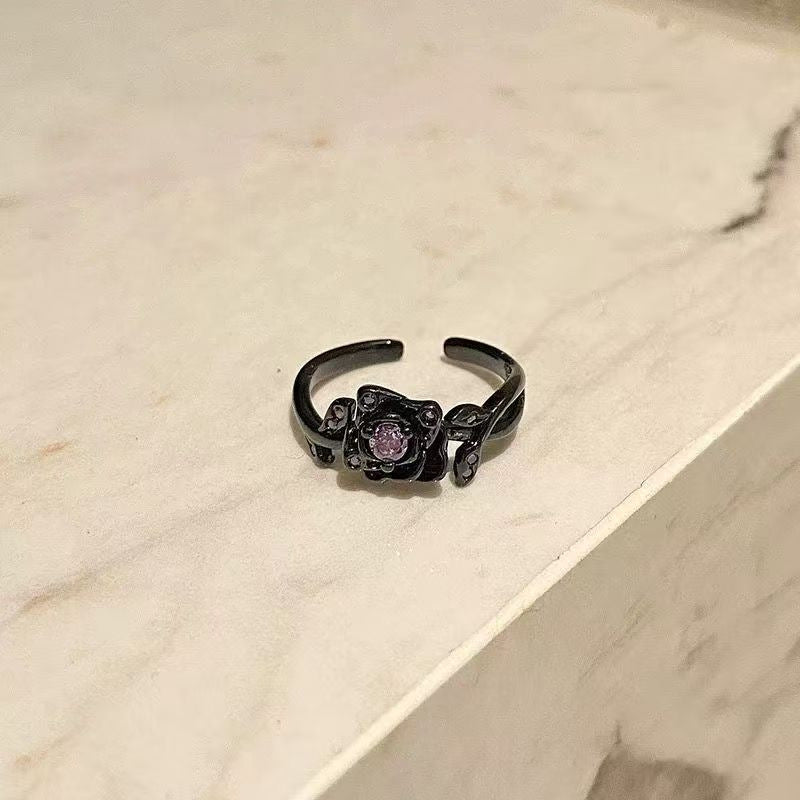Gothic Schwarze Rose Offener Ring mit Lila Zirkon, Dunkelromantischer Verstellbarer Stapelring für Damen
