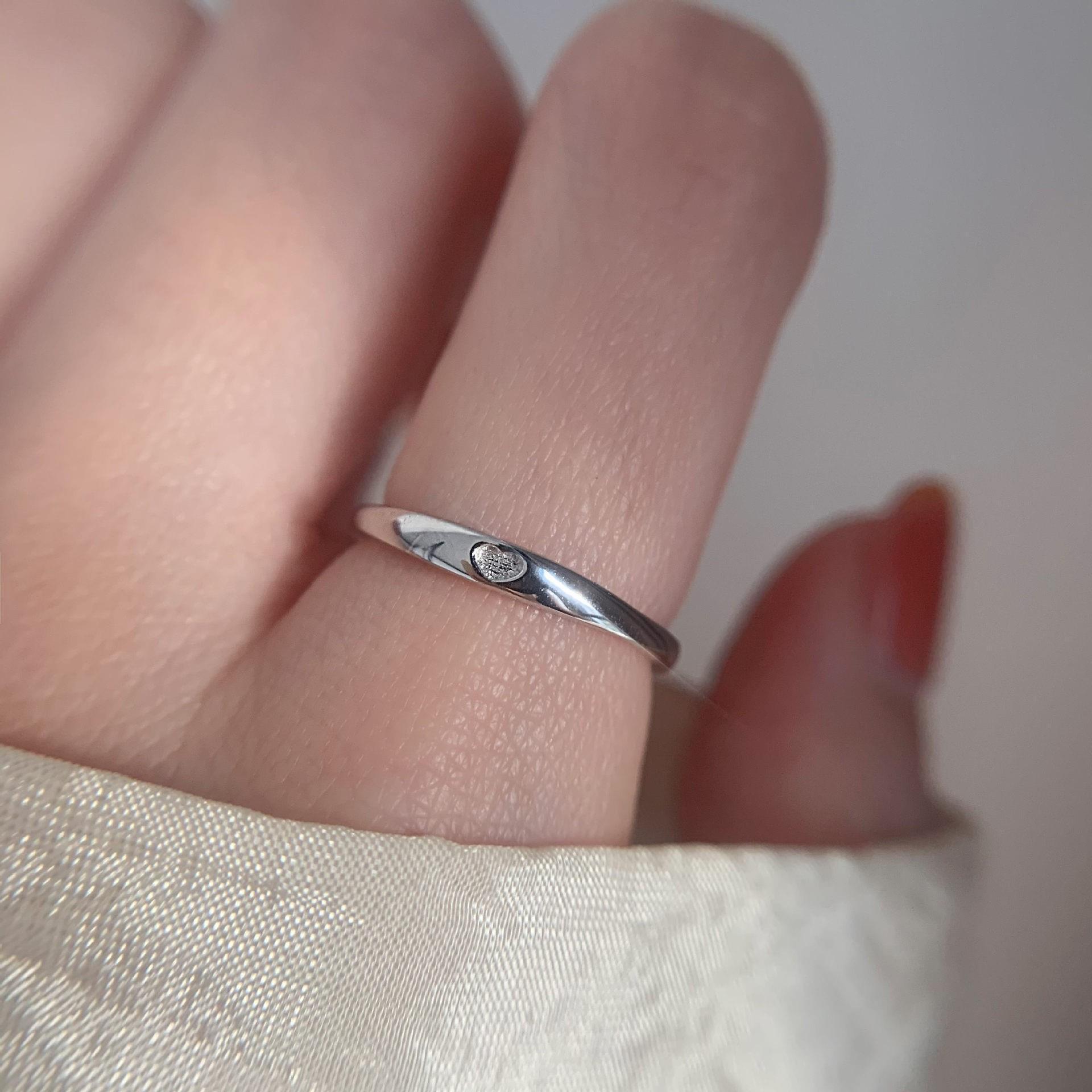 Minimalistische unregelmäßige stapelbare Ringe aus 925er Silber, einfacher Bandring im INS-Stil, moderner, anlaufgeschützter Schmuck als Geschenk für sie