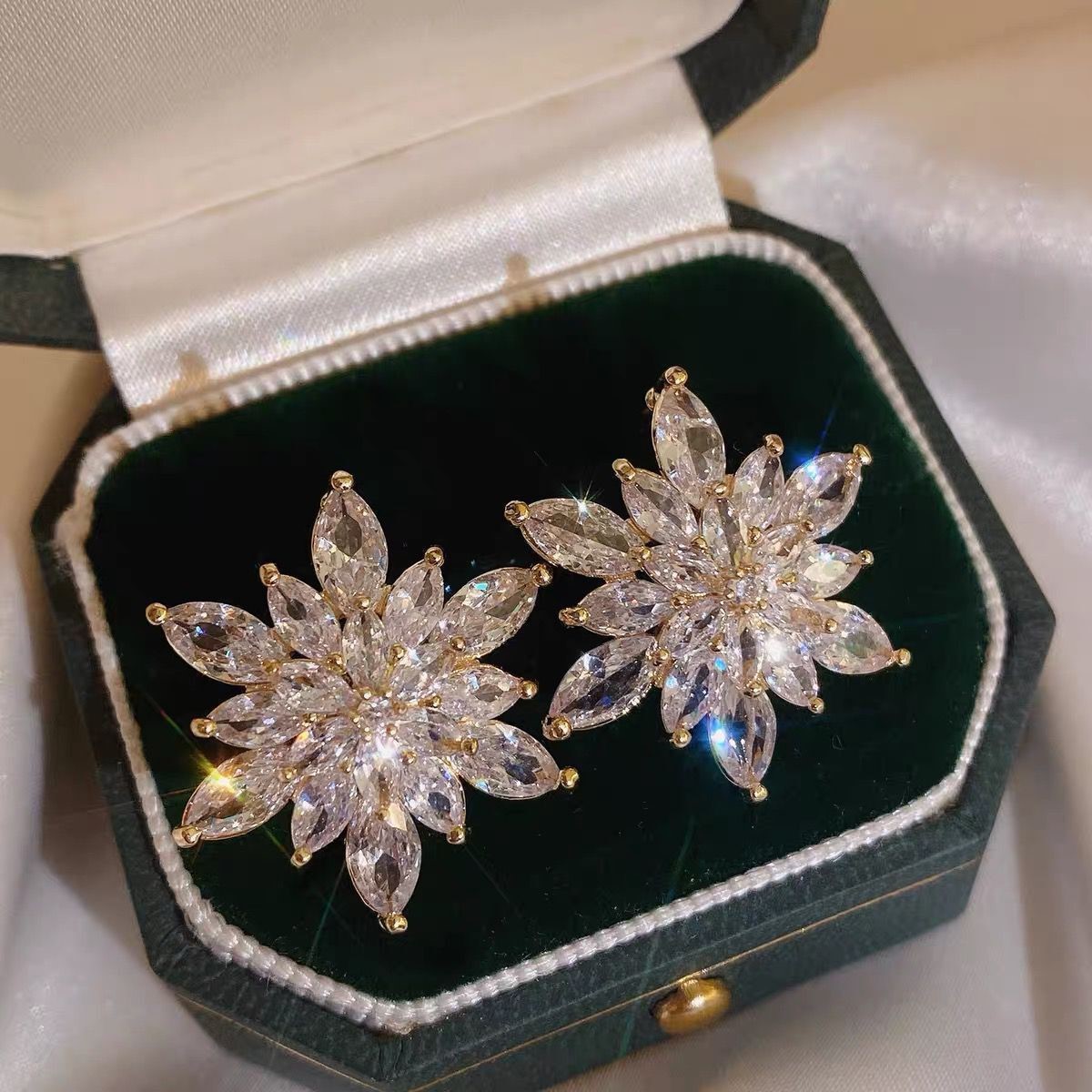 Elegante Ohrstecker für Damen im grünen Jade-Stil, zierliche vergoldete Vintage-Knopf-Ohrstecker, minimalistisches Brautschmuck-Geschenk im chinesischen Stil