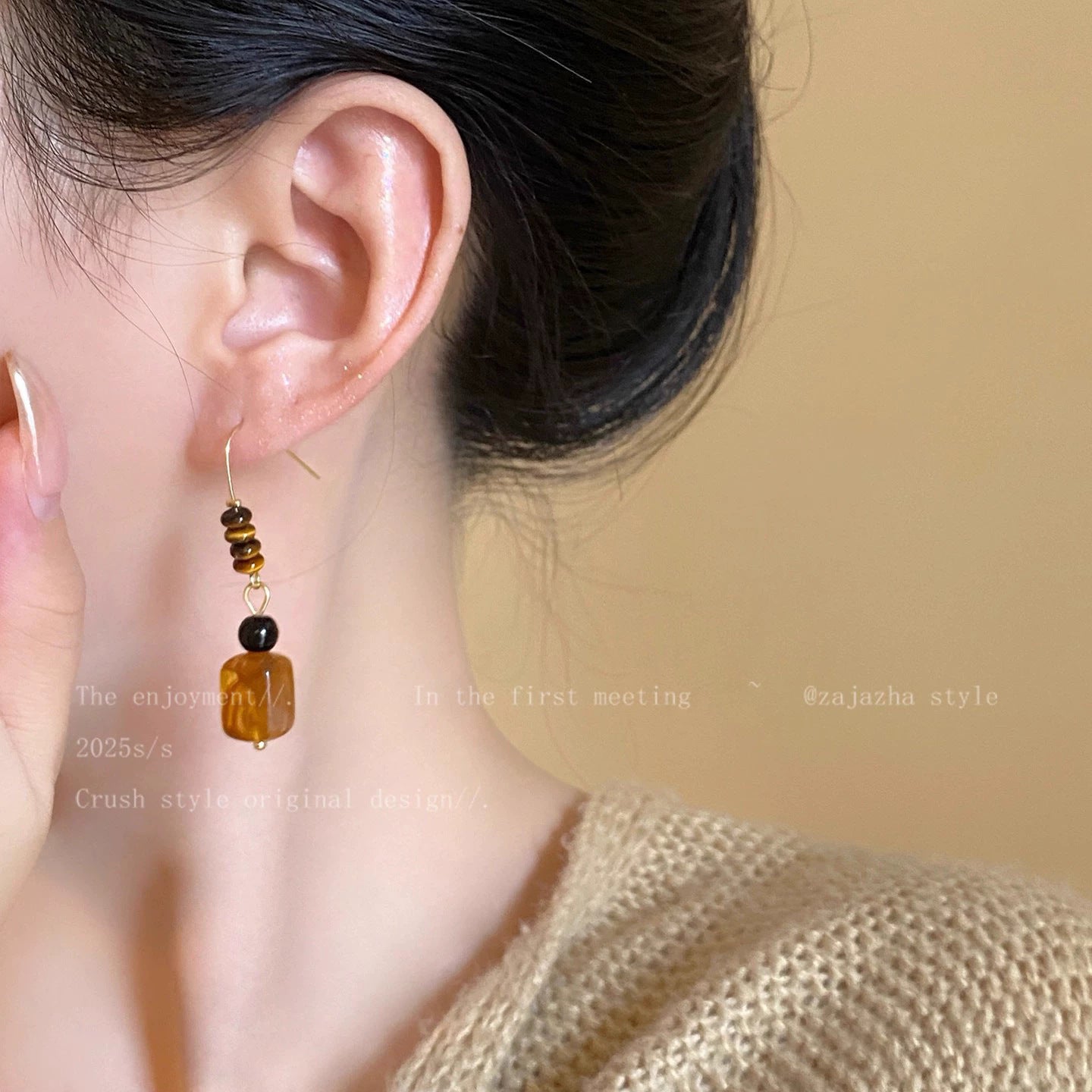 Elegante Perlenblumen-Ohrstecker mit Zirkonia für Frauen, zierliche roségoldbeschichtete Emaille-Blumen-Perlenohrringe, luxuriöser minimalistischer Brautschmuck als Geschenk
