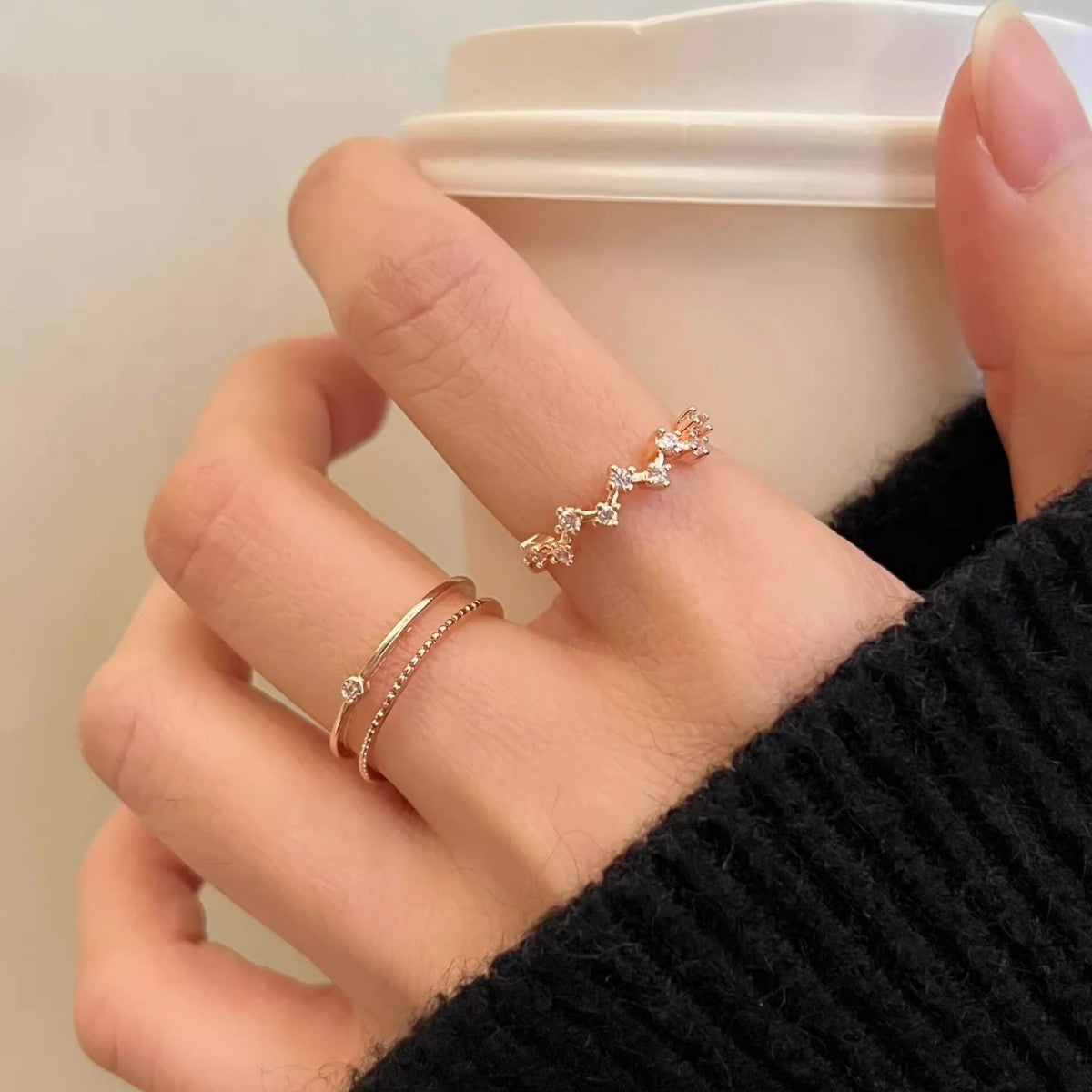 Stern-Zirkon-Ring für Damen, Nischen-Twist-Band, luxuriöser High-End-Ring für den kleinen Finger und Zeigefinger
