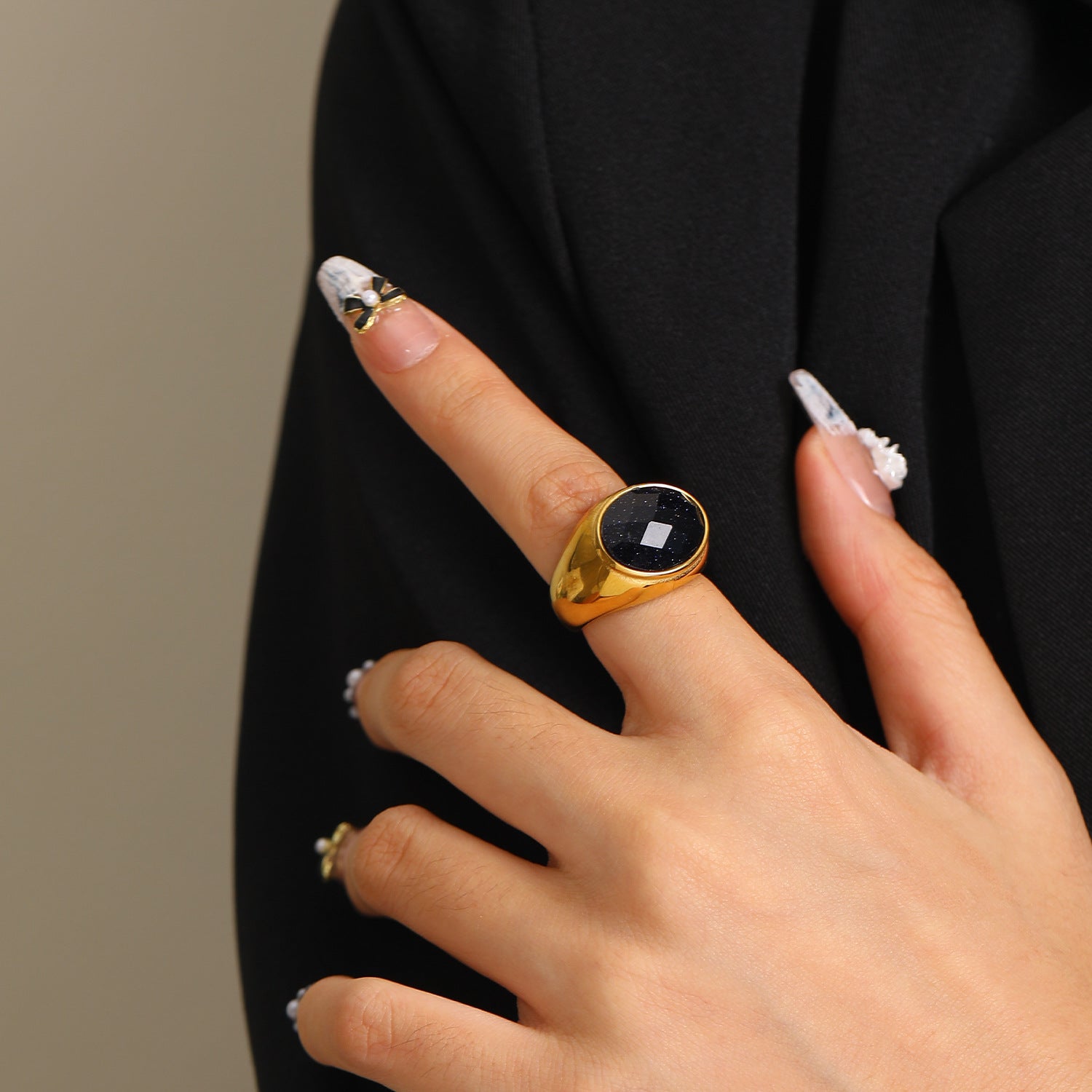 Moderner Luxe Ovaler Edelsteinbesetzter Ring für Damen