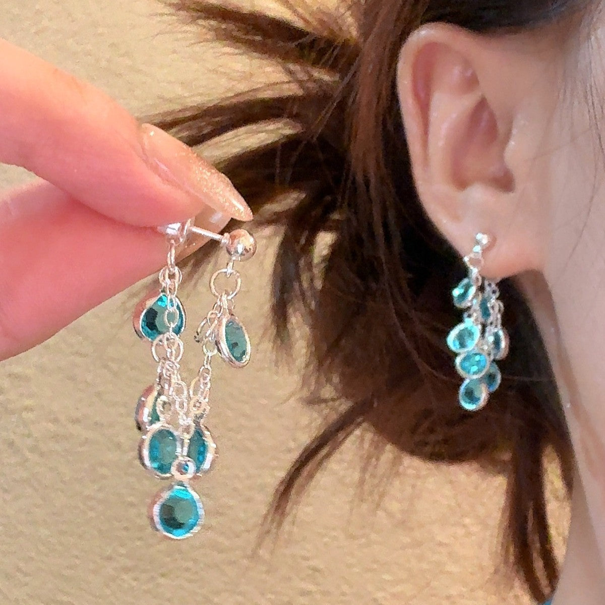 Elegante tropfenförmige Ohrringe mit Zirkonia in See-Blau für Frauen, zierliche silberfarbene Ohrringe mit türkisfarbenen Kristallquasten, luxuriöser minimalistischer Brautschmuck als Geschenk