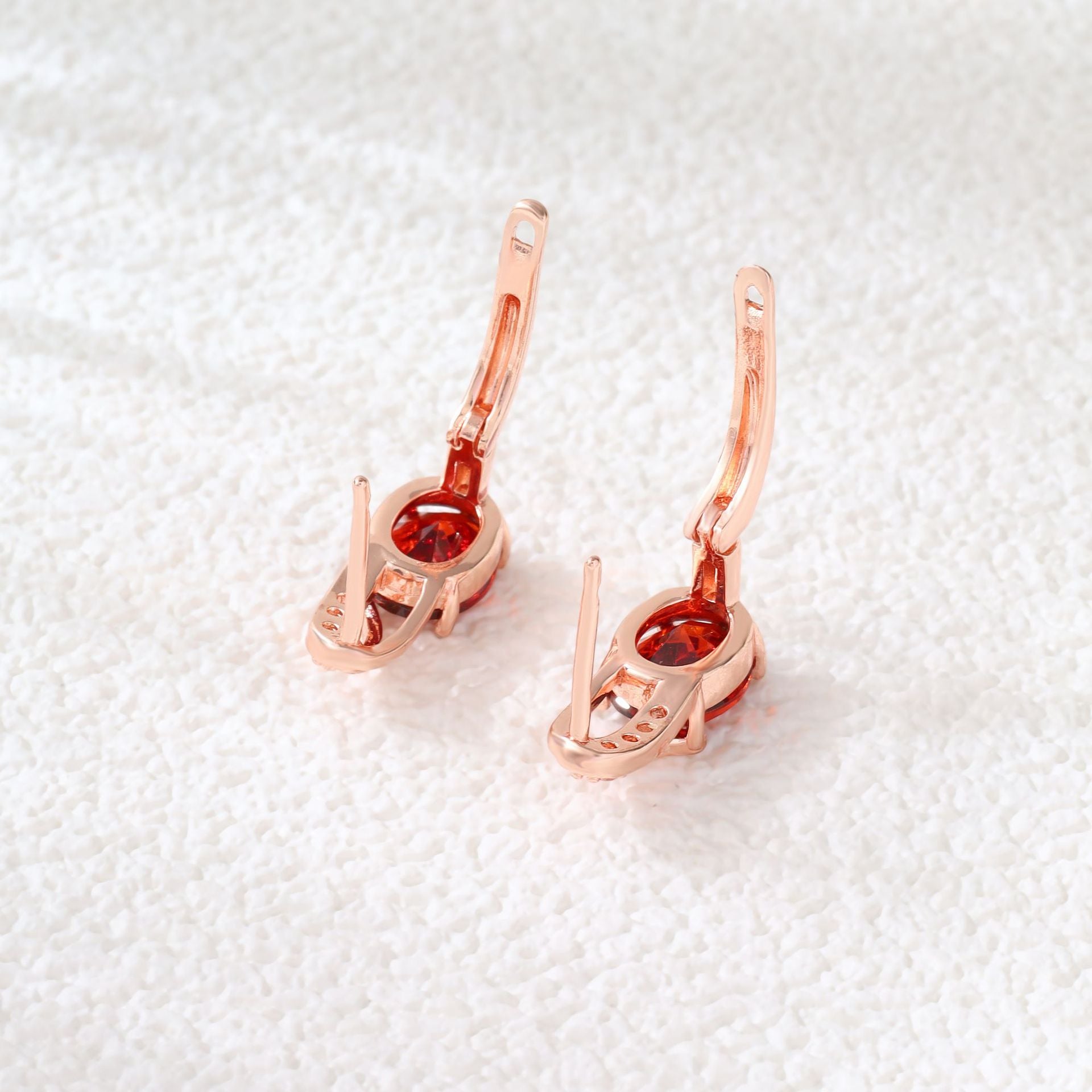 Ovale High-End-Ohrringe mit farbigem Zirkon