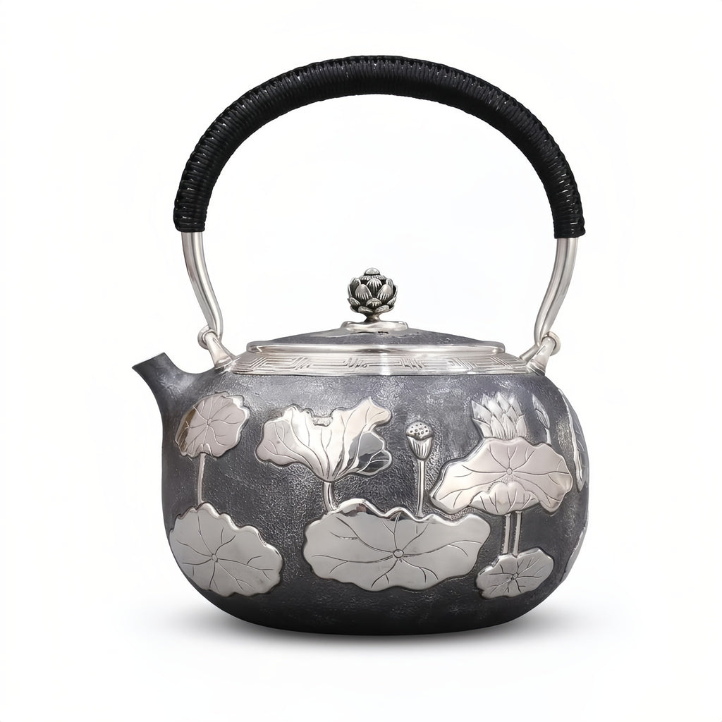 Teekanne aus 925er Sterlingsilber, handgefertigt, mit geprägtem Lotus-Teich-Motiv und schwarzem Kordelgriff - Kunsthandwerk