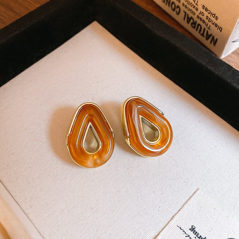 Vintage Bernsteinfarbene Harz-Goldohrstecker für Damen, unregelmäßige quadratische Harz- und Goldfarbene Knopf-Ohrringe, 2026 Maillard Stil, leichter Modeschmuck