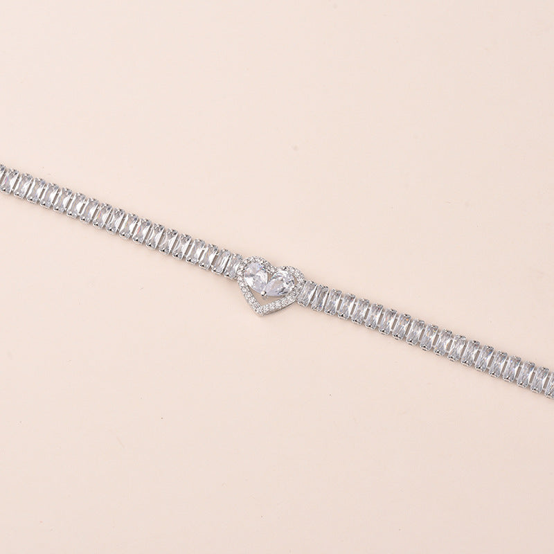 Goldfarbenes herzförmiges Armband mit Diamanten, leichte Luxusqualität, handgefertigtes Herz-Design