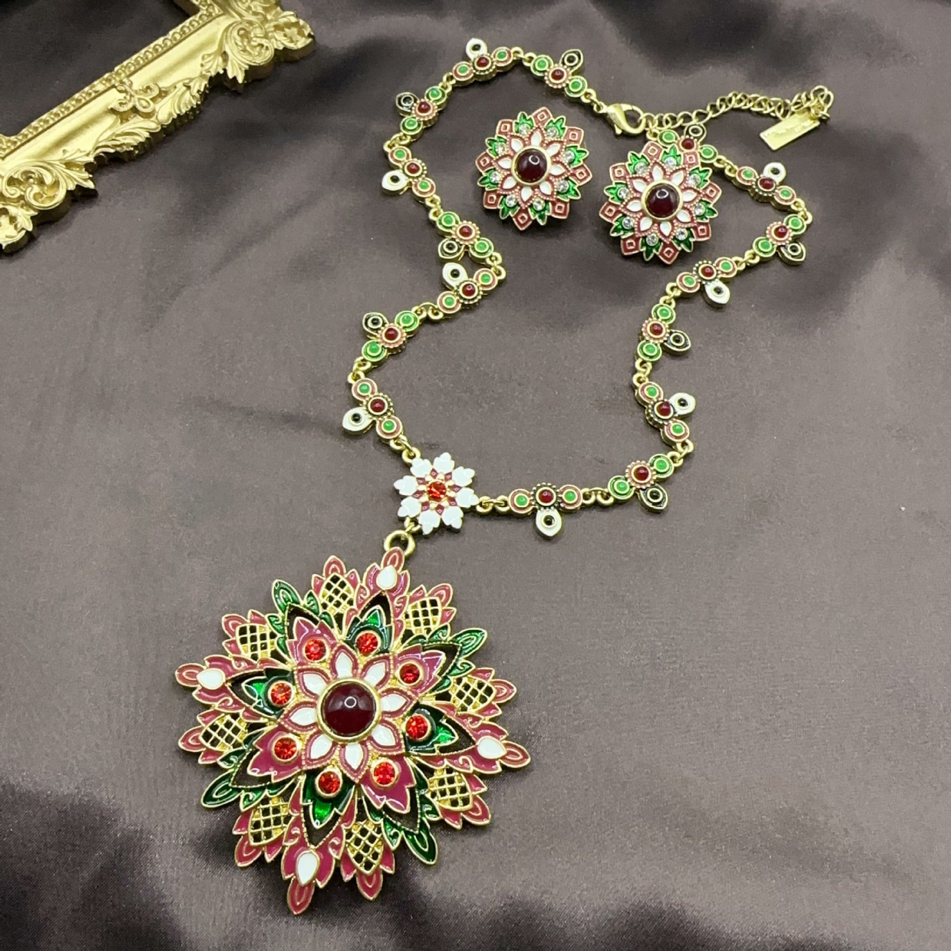 Blumenhalskette und Ohrringe farbig, leichter Luxus, Schmuck im Vintage-Stil