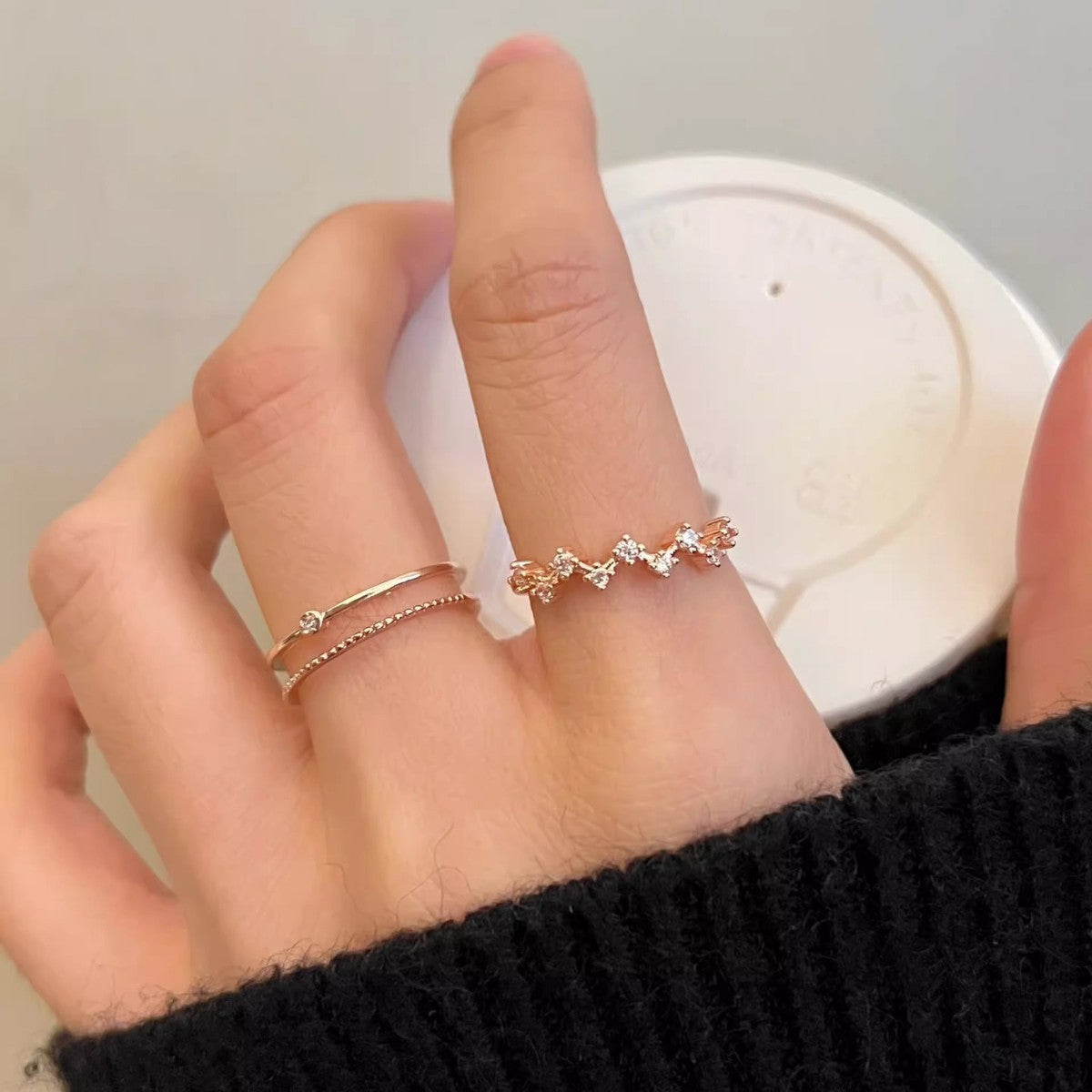 Stern-Zirkon-Ring für Damen, Nischen-Twist-Band, luxuriöser High-End-Ring für den kleinen Finger und Zeigefinger