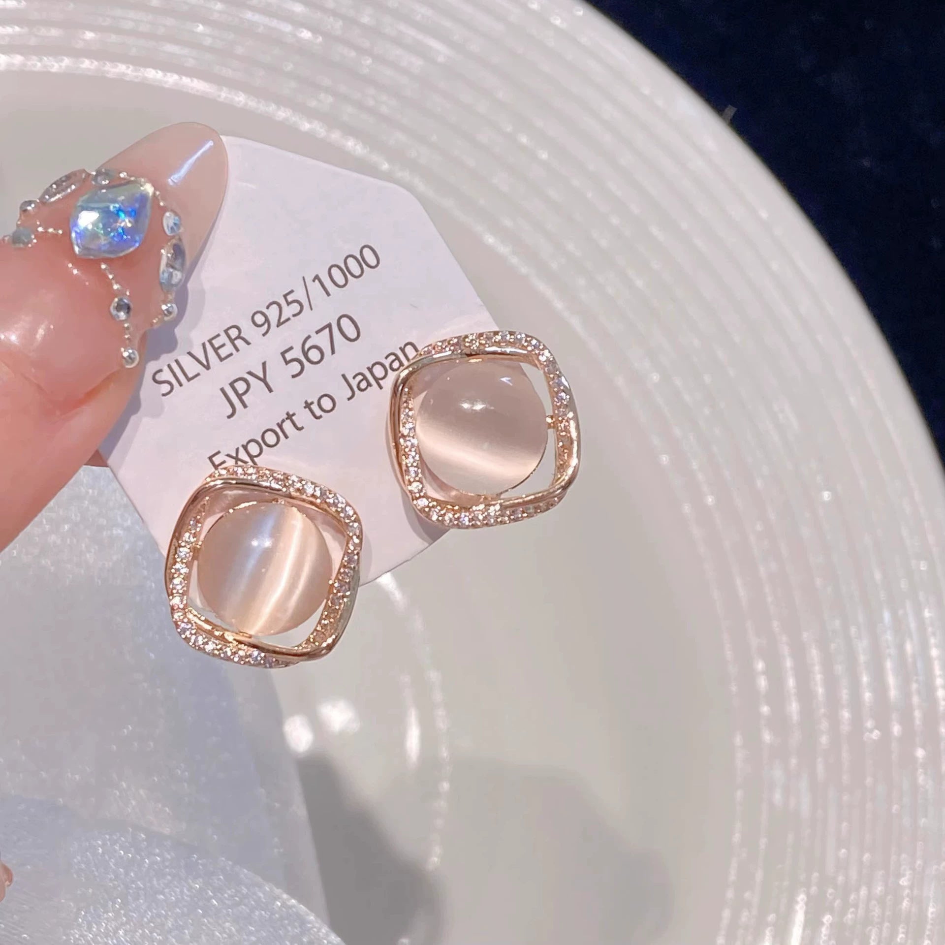 Elegante Ohrstecker für Damen mit Katzenaugenstein und quadratischem Design, zarte roségoldbeschichtete Legierung, CZ-Halo-Ohrringe, luxuriöses minimalistisches Brautschmuck-Geschenk