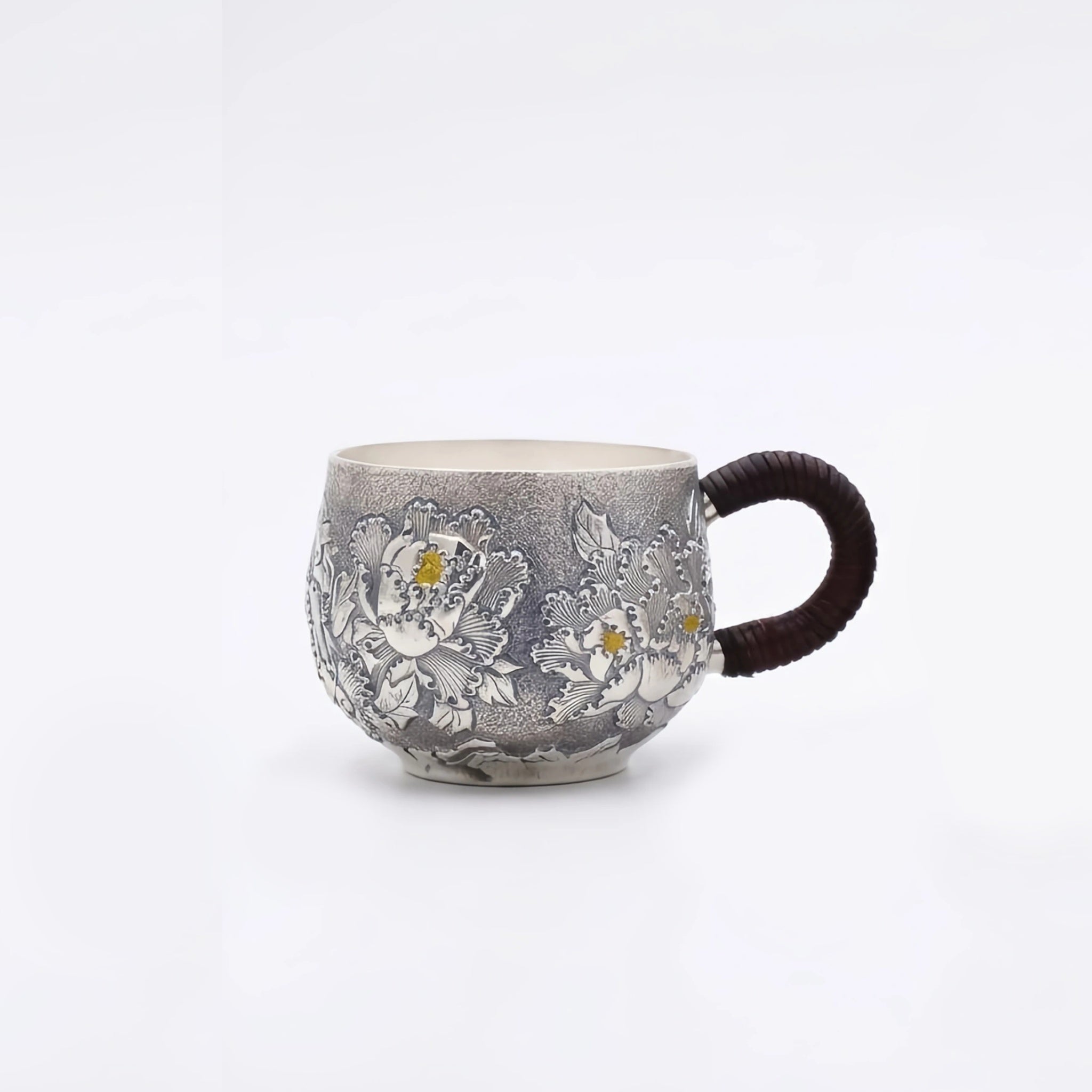 Reine 999 Feinsilber Elegante handgefertigte Teetassen aus Silber mit detailliertem Pfingstrosenrelief und traditionellen geflochtenen Griffen – Handarbeit