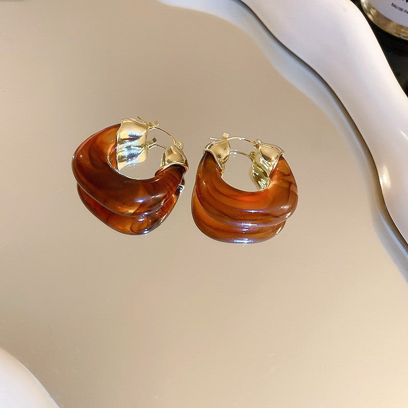 Maillard-Stil Bernsteinharz Goldene Kreolen, C-förmige klobige goldfarbene Harz-Kreolen, Vintage leichte Modeohrringe für Damen Alltag & Party