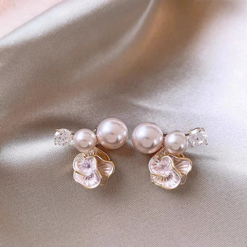 Elegante Perlenblumen-Ohrstecker mit Zirkonia für Frauen, zierliche roségoldbeschichtete Emaille-Blumen-Perlenohrringe, luxuriöser minimalistischer Brautschmuck als Geschenk