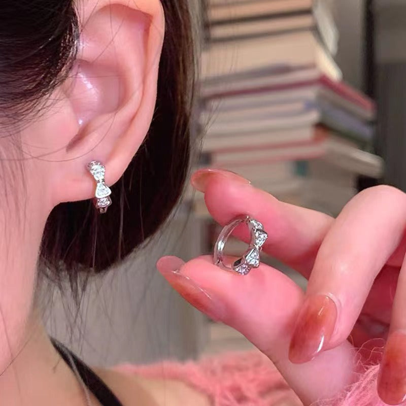Filigrane Schleifen-Creolen mit Zirkonia für Damen, funkelnde Schleifen-Mini-Creolen mit Zirkonia, süßer cooler Y2K-Knorpelschmuck, Geschenk