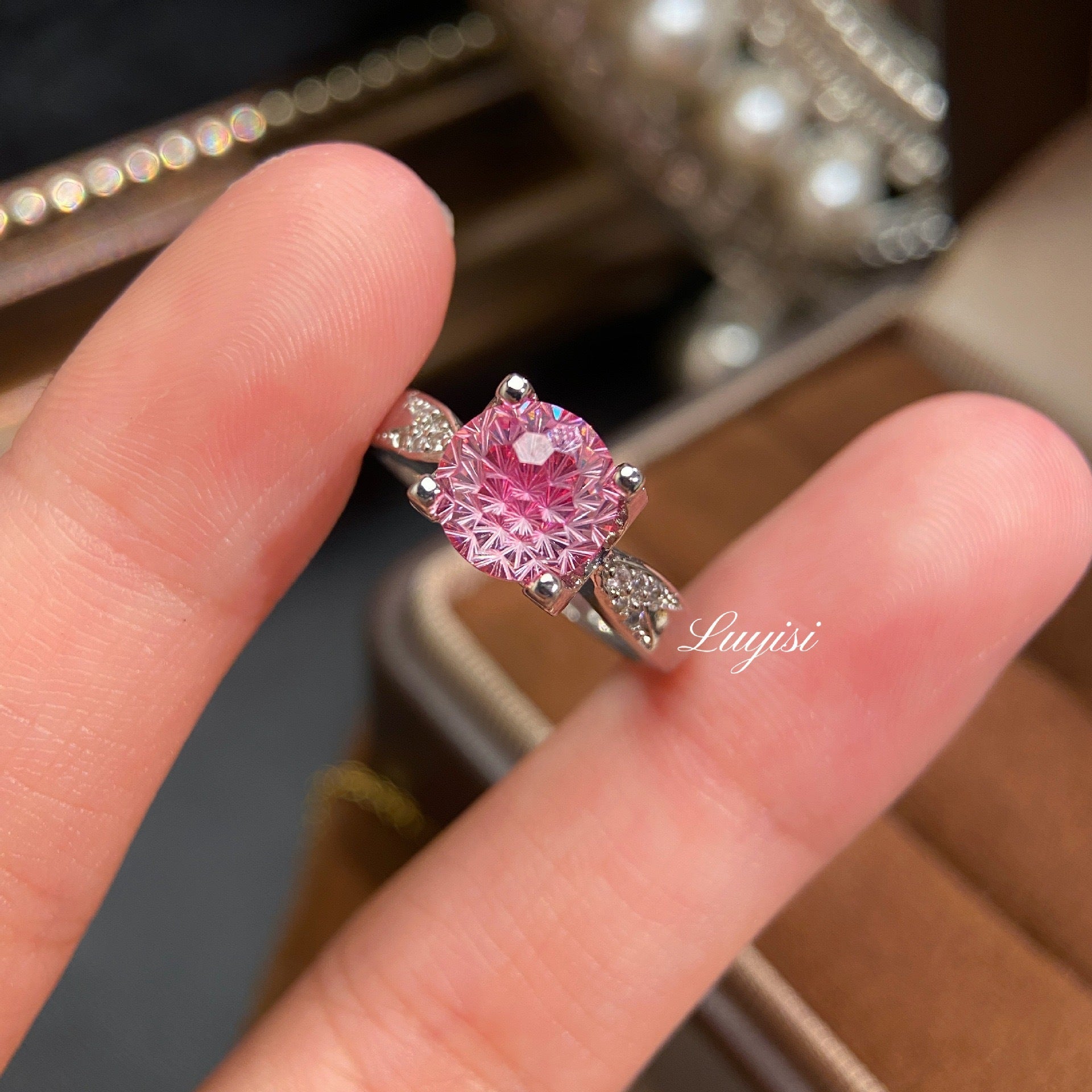 Luxus glänzender Paraiba Feuerwerk Schliff Ring für Frauen, hochkohlenstoffhaltiger Diamant Schwalbenschwanz-Stierkopf-Fassung Verlobungsring