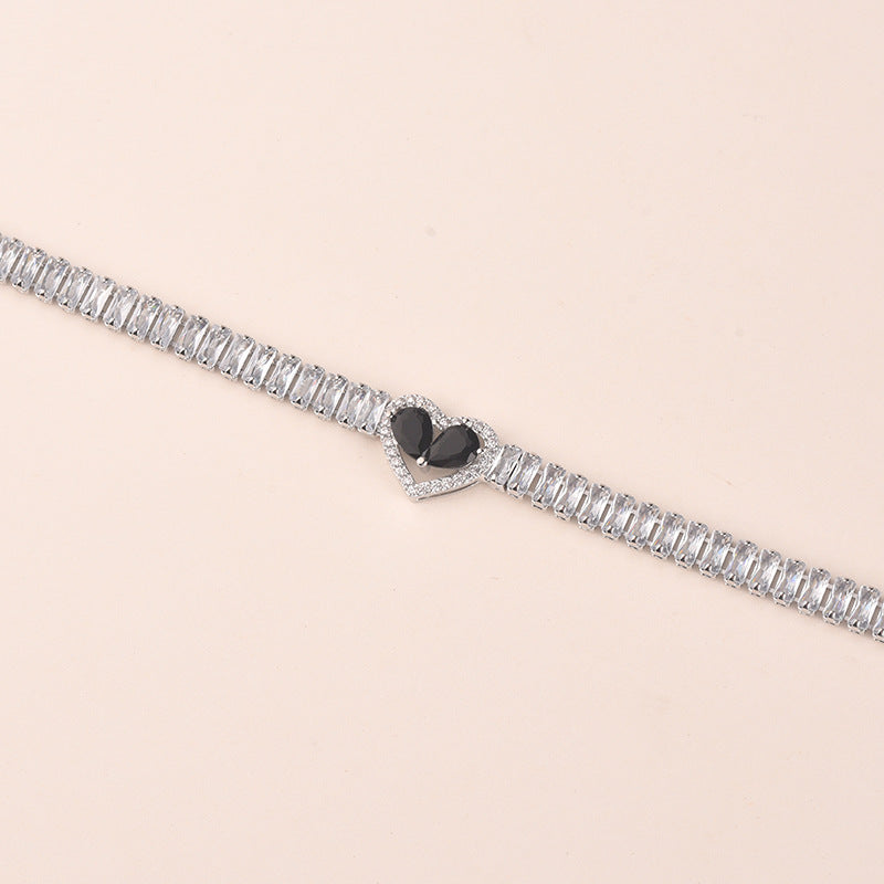 Goldfarbenes herzförmiges Armband mit Diamanten, leichte Luxusqualität, handgefertigtes Herz-Design