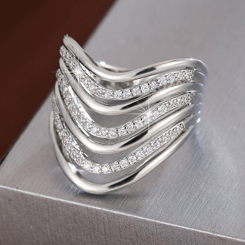 Mehrschichtiger gebogener Micro-Pave Zirkonia Ring Modisches Andive Design Perfekt zum Stapeln