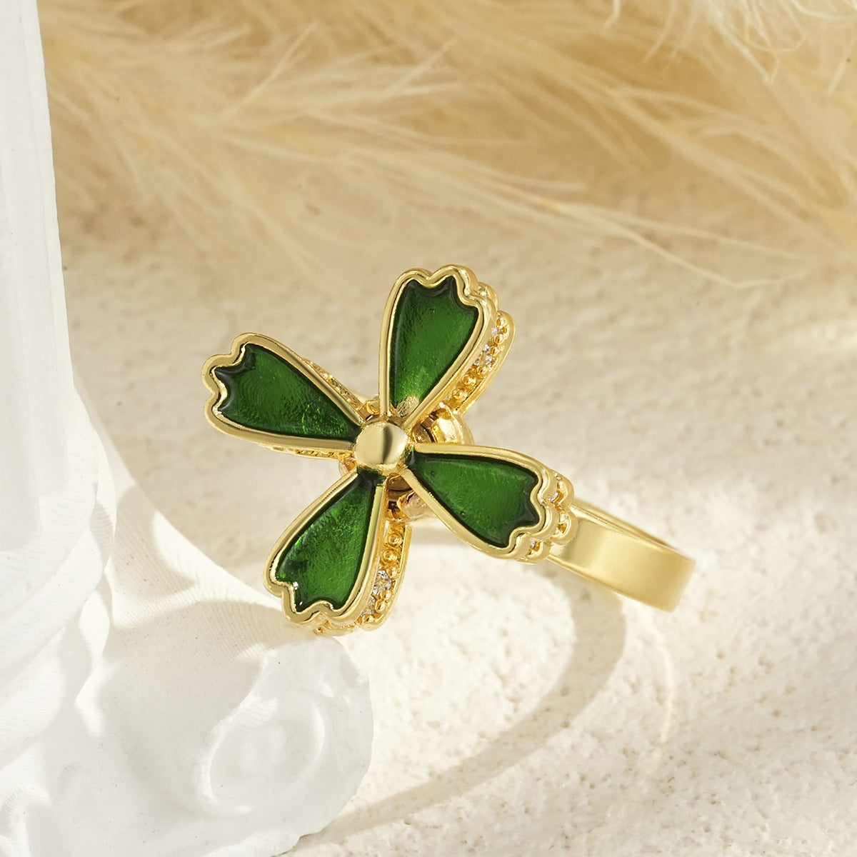 Drehbarer blumenförmiger vergoldeter Ring