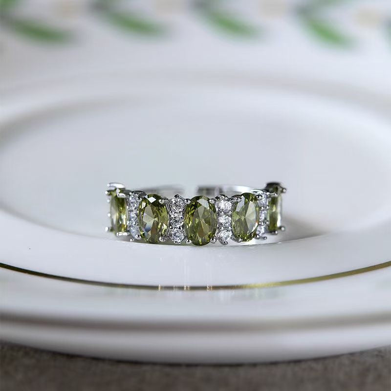 Minimalistischer, offener Ring mit olivgrünem Edelstein, zarter Silberschmuck für Frauen